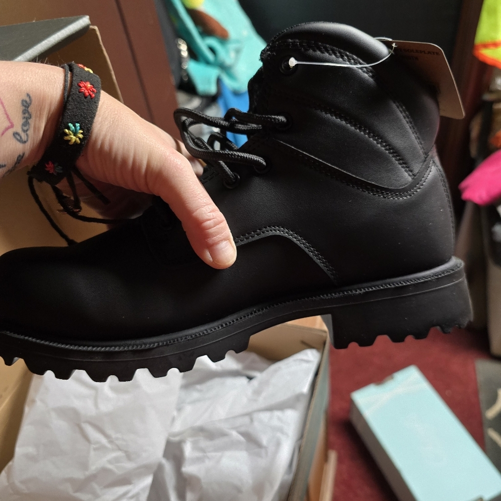 NWT Mens boots